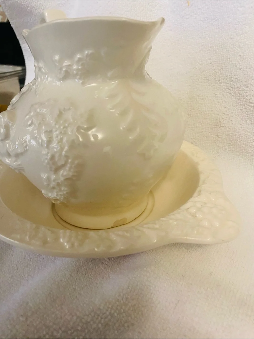 VNTG Cream Cherub Pitcher&Basin  set